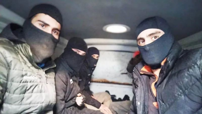 matthimon's tweet photo. After allegations from March this year that #Greece deployed an armed Afghan paramilitary against refugees, now BBC comes with a more detailed report how Greek police uses "masked migrants" for violent #pushbacks:
https://t.co/DK9Y4Vo6tK https://t.co/oDpe79GlV3