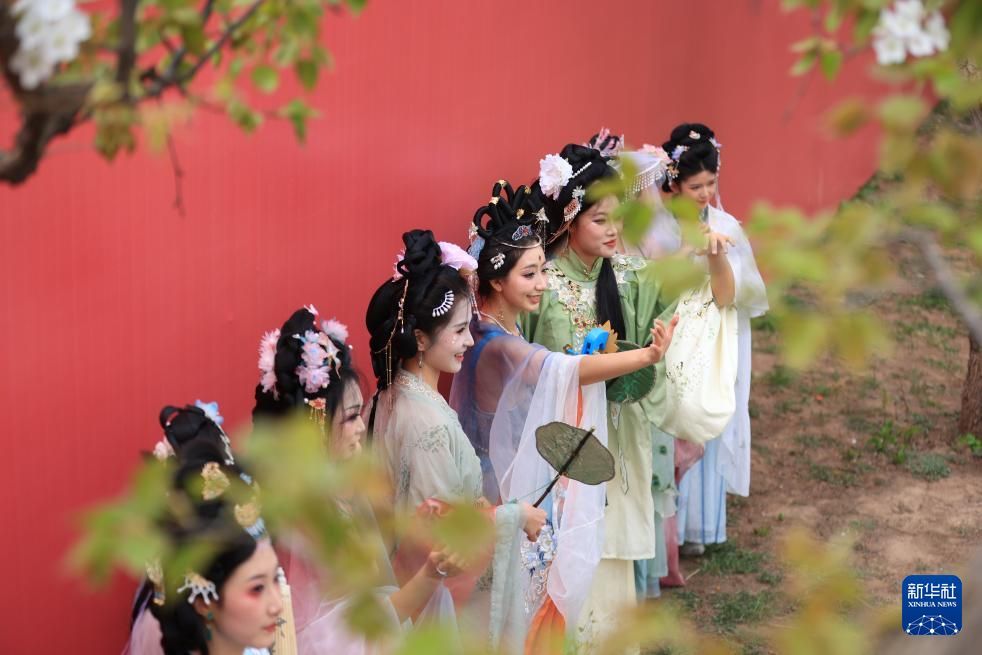 Chinadaily_CH's tweet image. 【甘肅皋蘭：梨花漫什川 花海醉遊人】
近日，#中國 #甘肅省 蘭州市皋蘭縣什川鎮百年梨園內 #梨花 怒放，吸引市民遊客前來踏青賞花，感受濃濃春意。