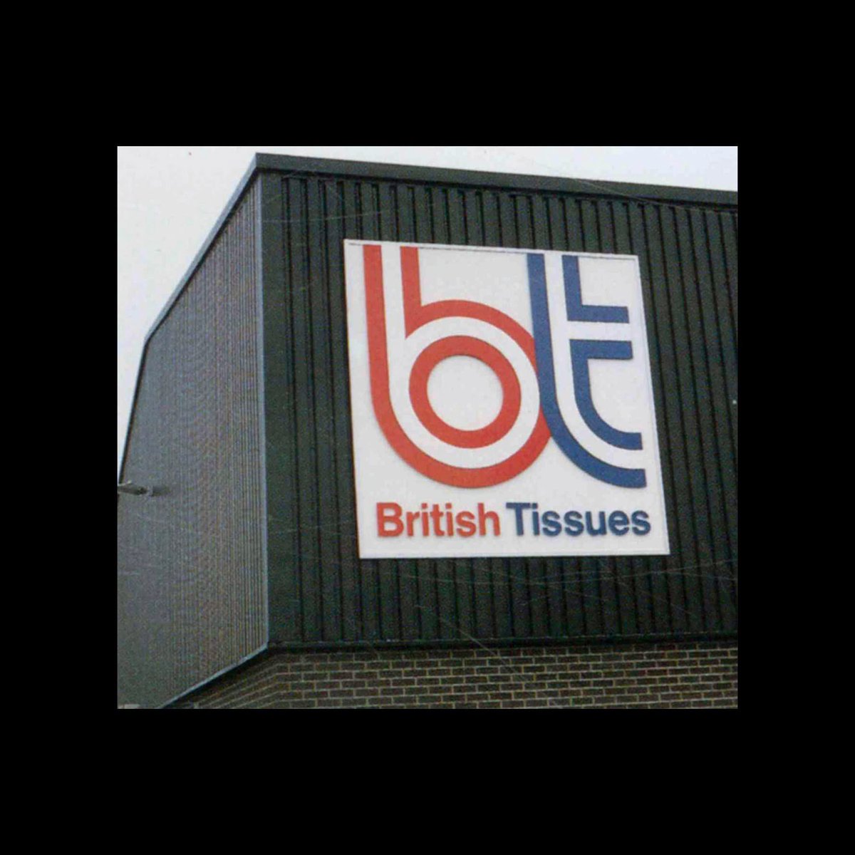 DesignReviewed's tweet image. British Tissues (paper tissues) (1977) brand identity designed by Kenneth Hollick. Scanned from Trademarks Collection Europe, Kashiwashobo, 1988 designreviewed.com/artefacts/trad… #brandidentity #graphicdesign #logodesign