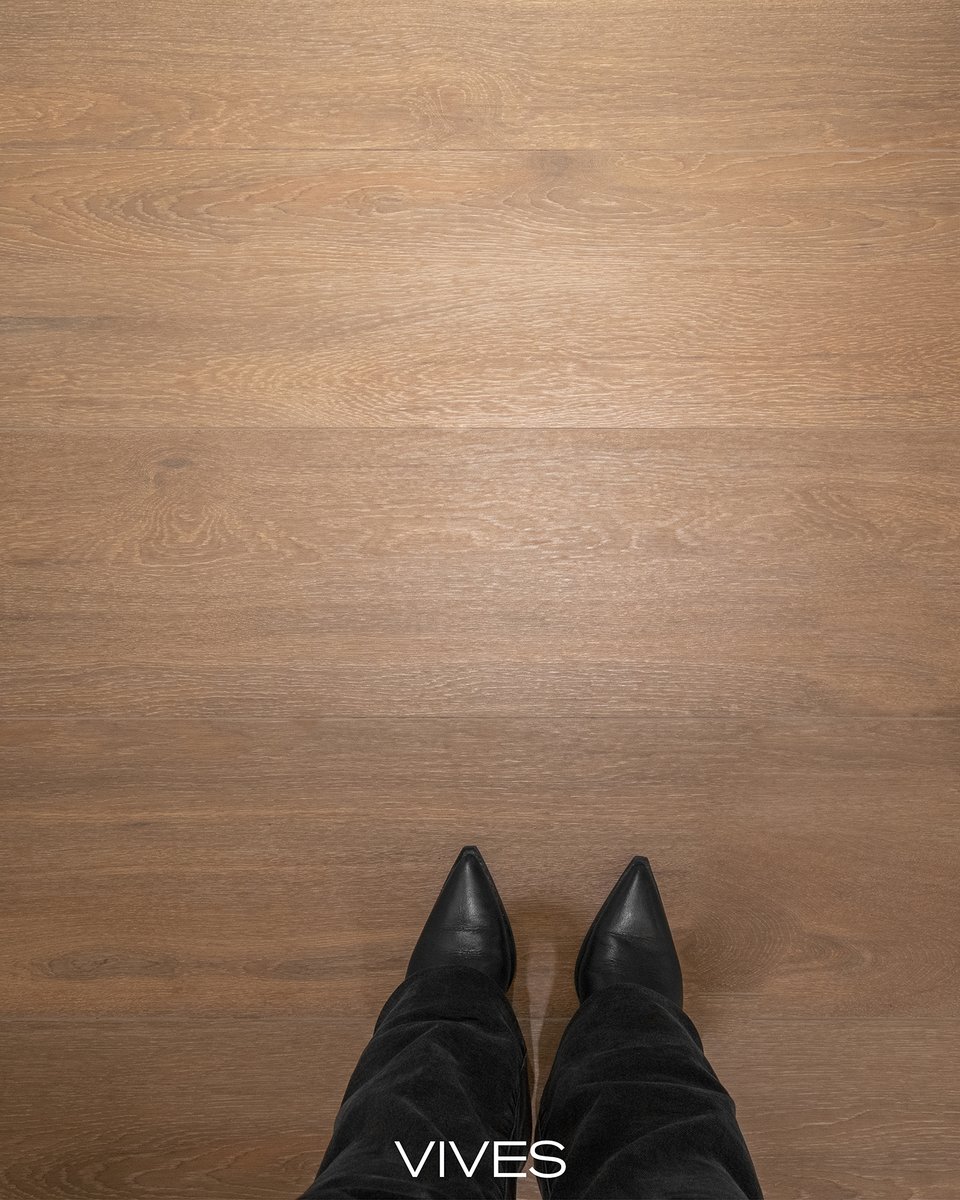 VIVESCeramica's tweet image. Oslo-R Marrón 26x180 cm combines the warmth of wood with the performance of porcelain stoneware. Available in natural and R10 slip-resistant finishes, plus Toyen mosaic, it’s a versatile solution for any project. ow.ly/xeSb50YAEAc #vives #woods #floors