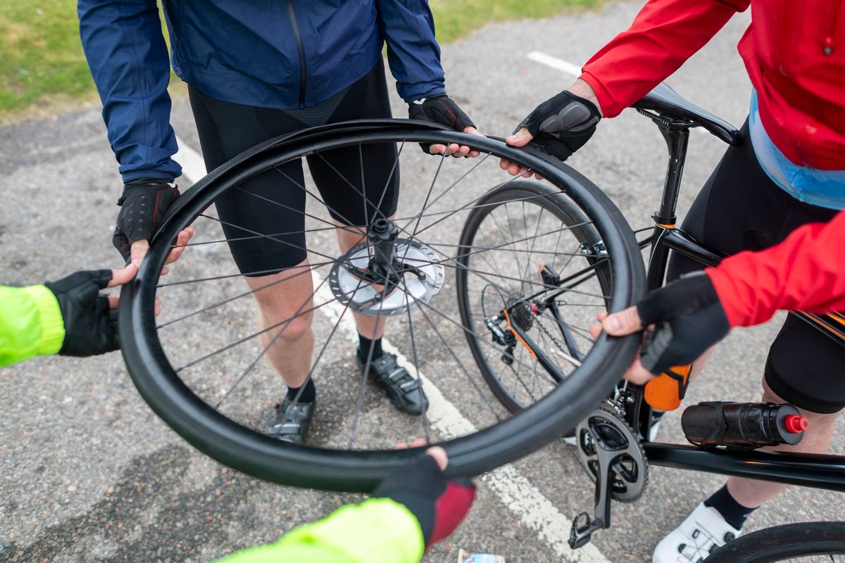TyreGlider's tweet photo. Edison’s lightbulb moment had nothing on this! 💡🚲 We’ve all faced tight tyre beads, snapped levers and sore thumbs — @CyclingWeekly says the struggle may be over. @James Shrubsall calls Tyre Glider "the best pocket money I ever spent." Read: https://t.co/9p56QzKm0r https://t.co/B6iLnat5mY