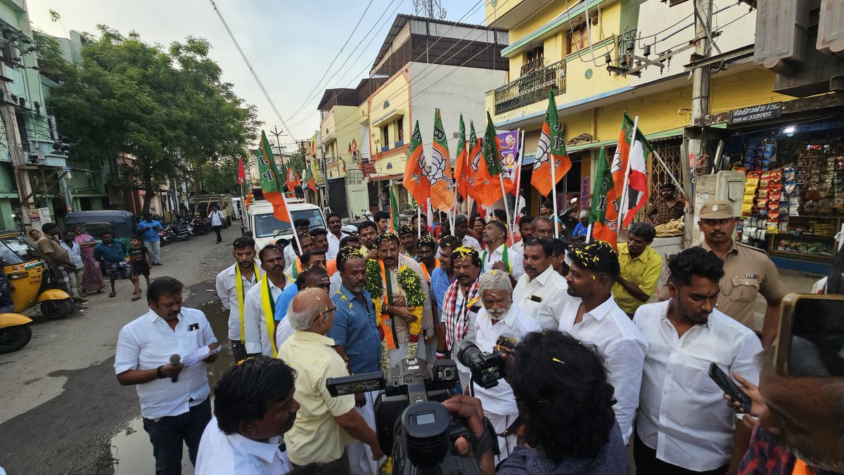 ProfessorBJP's tweet photo. மதுரை தெற்கு சட்டமன்றத்தில் பாலரெங்கபுரம் பகுதியில் தேசிய ஜனநாயக கூட்டணி கட்சி நிர்வாகிகளுடன் தேர்தல் பிரச்சாரம் செய்தபோது.

தேசிய ஜனநாயக கூட்டணிக்கு ஆதரிப்பீர்!!!

மதுரை தெற்கு வளர்ச்சிக்கு..!
வாக்களிப்பீர் தாமரைக்கு 🪷

#BJPWinsMaduraiSouth #MaduraiSouth #BJPTamilNadu #TamilNaduPolitics #NDA
#NDAinTamilNadu #Madurai #Bjp #Admk