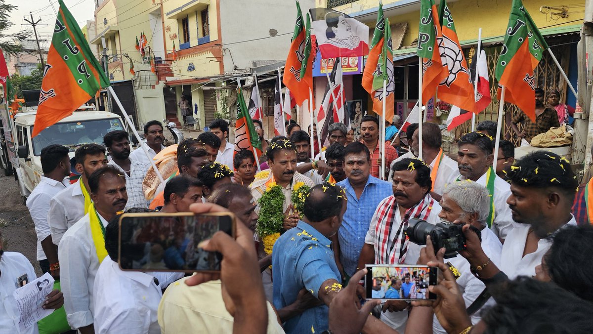 ProfessorBJP's tweet photo. மதுரை தெற்கு சட்டமன்றத்தில் பாலரெங்கபுரம் பகுதியில் தேசிய ஜனநாயக கூட்டணி கட்சி நிர்வாகிகளுடன் தேர்தல் பிரச்சாரம் செய்தபோது.

தேசிய ஜனநாயக கூட்டணிக்கு ஆதரிப்பீர்!!!

மதுரை தெற்கு வளர்ச்சிக்கு..!
வாக்களிப்பீர் தாமரைக்கு 🪷

#BJPWinsMaduraiSouth #MaduraiSouth #BJPTamilNadu #TamilNaduPolitics #NDA
#NDAinTamilNadu #Madurai #Bjp #Admk