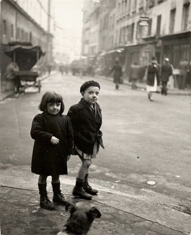 📸 Martin J. Dain

“Rue Mouffetard, dos niños con perro”.

París (1940s)