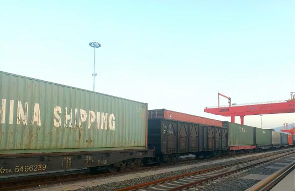 HiGansu's tweet image. In Q1 2026, Gansu International Logistics Group posted strong growth in its overseas business. Foreign trade surged 110.2% year-on-year, and international railway freight trains increased 30.1%. #gansu #export #company #trade #TrainingJourney