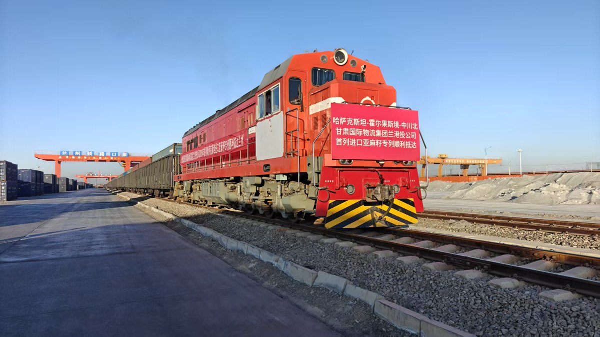 HiGansu's tweet image. In Q1 2026, Gansu International Logistics Group posted strong growth in its overseas business. Foreign trade surged 110.2% year-on-year, and international railway freight trains increased 30.1%. #gansu #export #company #trade #TrainingJourney