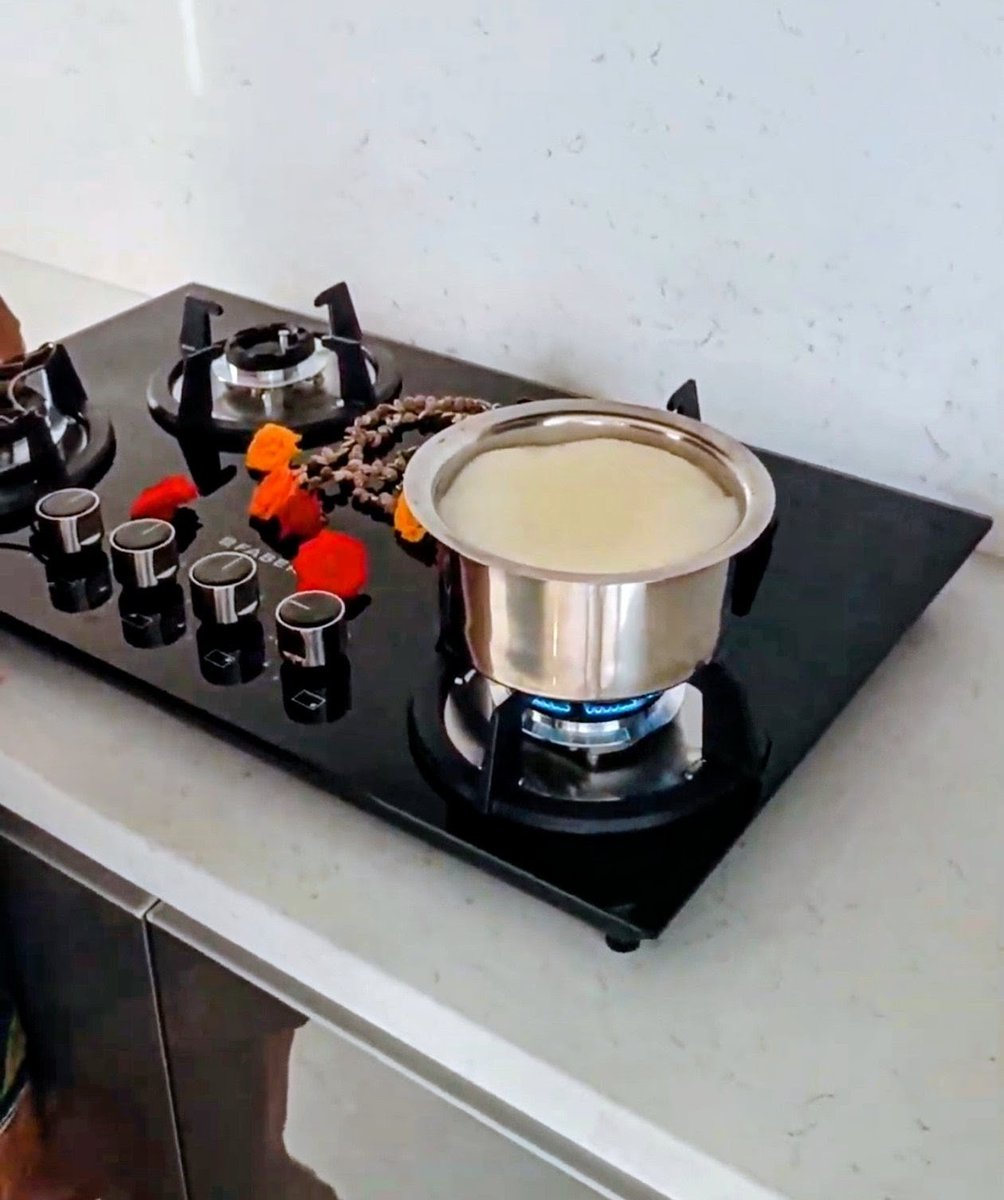 Bingo_mk's tweet image. Today’s Daily Picture Theme is ‘Kitchen'

Boiling milk over in the #Kitchen  is a tradition and an auspicious beginning in a new home in most parts of India.

#DailyPictureTheme