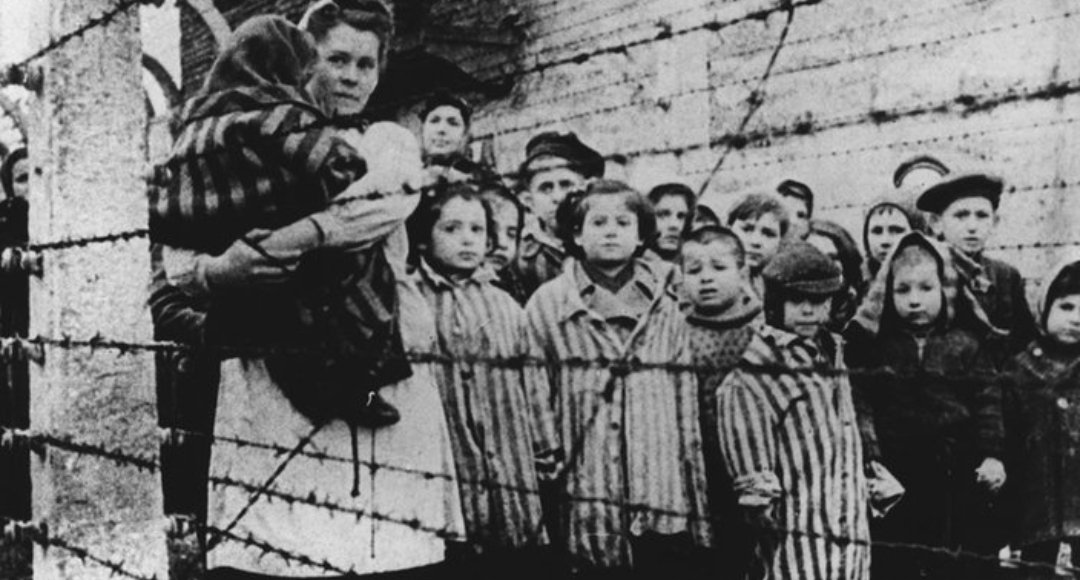 RitterinVomNi's tweet image. Nein, er hat explizit "Pyjama mit Streifen" geschrieben. 
Wer als Pole diese Assoziation zulässt ist bestenfalls ein ignorantes Arsxhloxh, ich tippe jedoch auf Dogwhistle innerhalb seiner dreckigen Nazi-Bubble. 
#Auschwitz #Zwangsarbeit 
#Holocaust