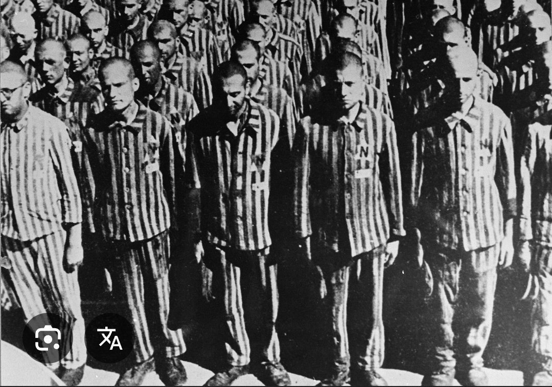 RitterinVomNi's tweet image. Nein, er hat explizit "Pyjama mit Streifen" geschrieben. 
Wer als Pole diese Assoziation zulässt ist bestenfalls ein ignorantes Arsxhloxh, ich tippe jedoch auf Dogwhistle innerhalb seiner dreckigen Nazi-Bubble. 
#Auschwitz #Zwangsarbeit 
#Holocaust