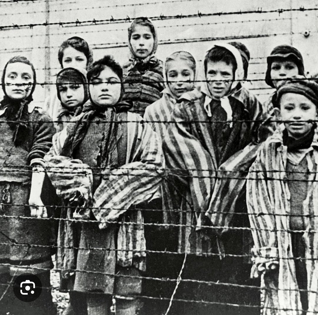 RitterinVomNi's tweet image. Nein, er hat explizit "Pyjama mit Streifen" geschrieben. 
Wer als Pole diese Assoziation zulässt ist bestenfalls ein ignorantes Arsxhloxh, ich tippe jedoch auf Dogwhistle innerhalb seiner dreckigen Nazi-Bubble. 
#Auschwitz #Zwangsarbeit 
#Holocaust