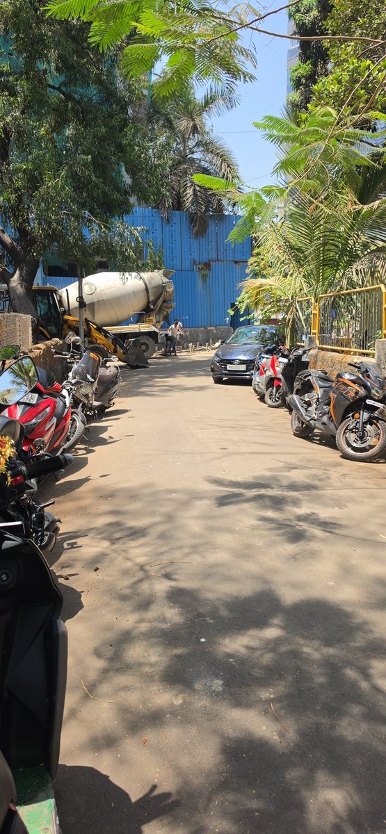 narunomics's tweet photo. Car and Multi Bike Parking outside Vivekanand Creche Sindhi Society, Chembur. @MTPHereToHelp  pl help to clear this ever growing mess. Tx https://t.co/U6vVMBmn0Q