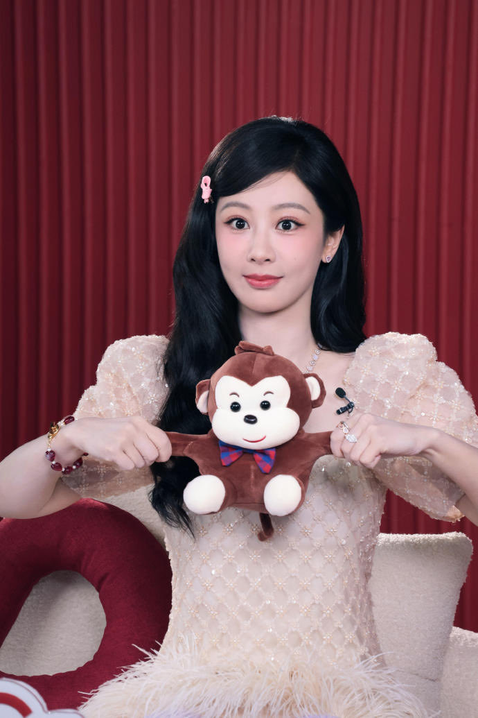 zimiyangzi's tweet image. 📸 260414 #YangZi’s staff RedNote update with photos of her for the #YoyiC livestream