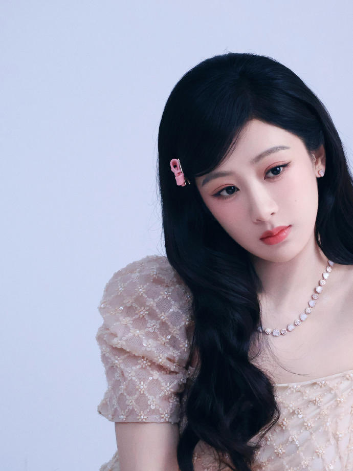 zimiyangzi's tweet image. 📸 260414 #YangZi’s staff RedNote update with photos of her for the #YoyiC livestream