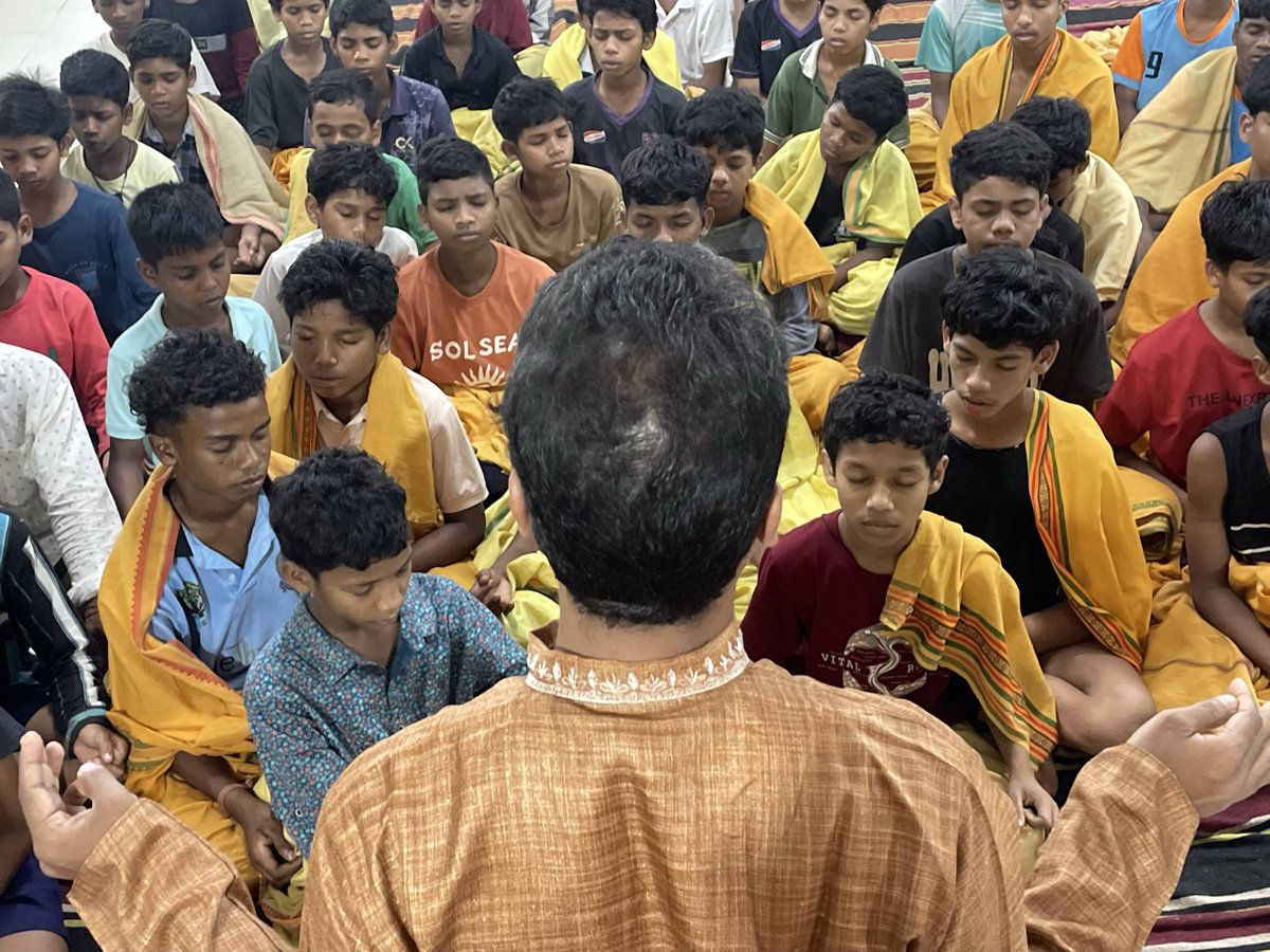mukunddevsahoo's tweet photo. For the first time, tribal students experienced Deva Vani Dhrupad at Vanavasi Kalyan Ashram.

As they chanted the Deva Vani, their minds grew still…
focus deepened…
and a natural tranquility emerged.

This is the power of Nāda Yoga sound leading to silence. @DhrupadF https://t.co/QFBkbvOQ9f