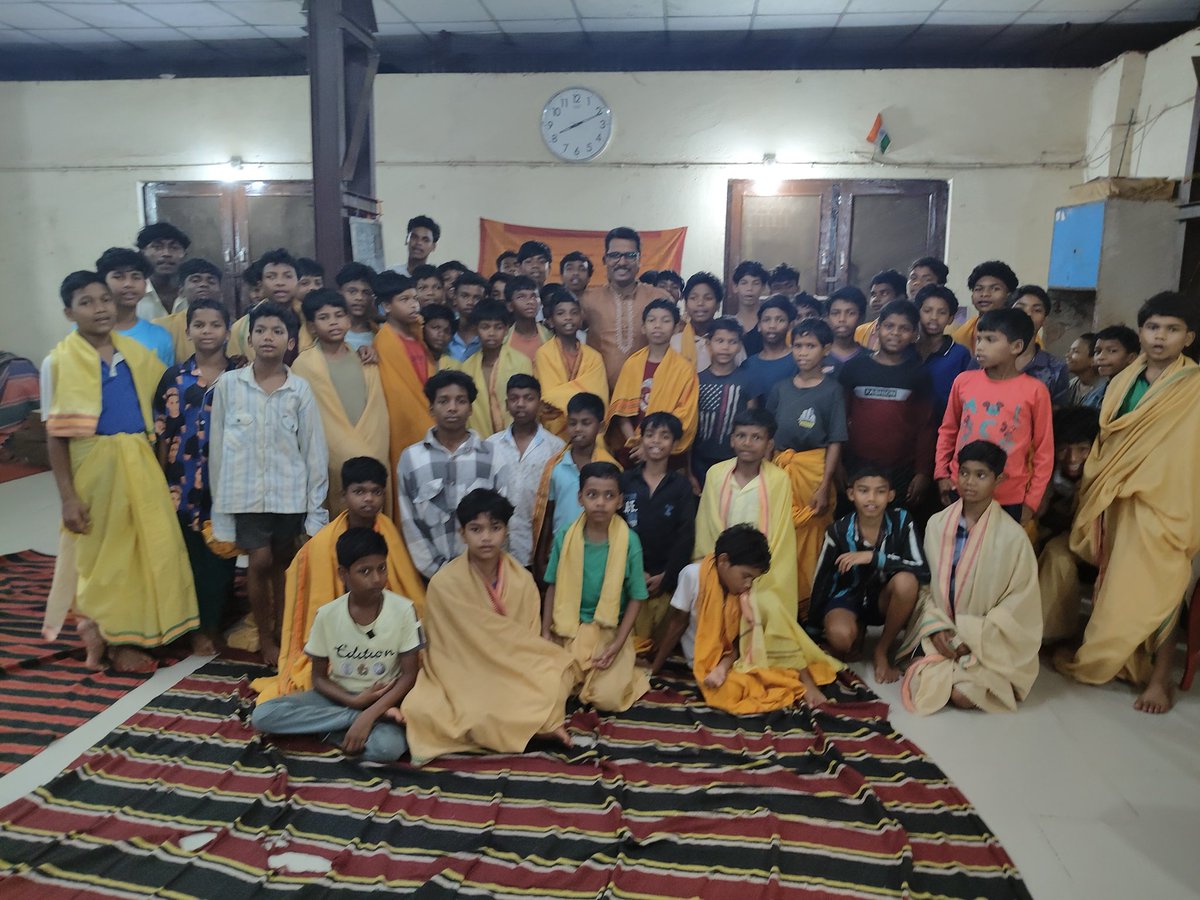 mukunddevsahoo's tweet photo. For the first time, tribal students experienced Deva Vani Dhrupad at Vanavasi Kalyan Ashram.

As they chanted the Deva Vani, their minds grew still…
focus deepened…
and a natural tranquility emerged.

This is the power of Nāda Yoga sound leading to silence. @DhrupadF https://t.co/QFBkbvOQ9f