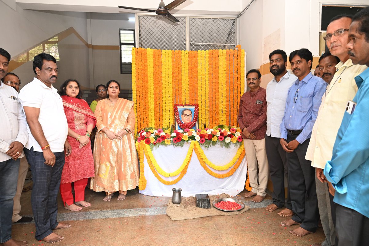 MCTTirupati's tweet photo. తిరుపతి నగరపాలక సంస్థ కార్యాలయంలో రాజ్యాంగ నిర్మాత డాక్టర్ బి.ఆర్.అంబేద్కర్ గారి చిత్ర పటానికి పుష్పాంజలి సమర్పించి నివాళులు అర్పిస్తున్న కమిషనర్ ఎన్. మౌర్య, అదనపు కమిషనర్ శారదా దేవి, తదితరులు.
#MCT #Tirupati #tsccl #AmbedkarJayanti #maud_municipal #cdma_municipal #APCM #NCBN https://t.co/7suIMhAGOx