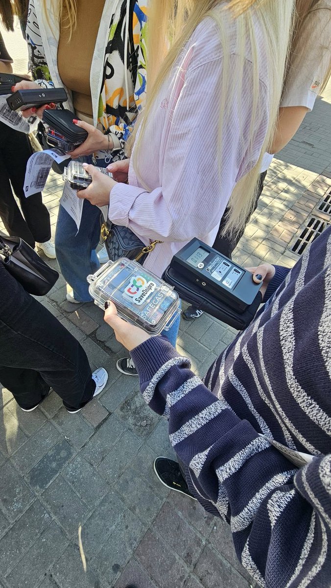 pavlentij's tweet photo. Вже три роки поспіль допомагаю студентам @NaUKMA з кафедри екології проводити польові дослідження й вивчати радіаційний моніторинг на практиці. Найцікавіше завжди – це рожевий граніт та інші камені. І потім усе це разом дивитись на карті й аналізувати ☢️ 💚 https://t.co/6kp5nUHOmB