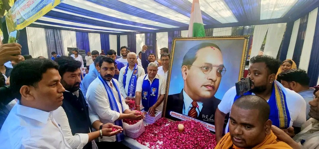 आज बाबासाहेब भीमराव अम्बेडकर की जयंती के अवसर पर संसद के बाहर <a href="/BhimArmyChief/">Chandra Shekhar Aazad</a> चन्द्रशेखर आजाद आम नागरिकों की समस्याओं को सुन रहे हैं👇🏼

वहीं कुछ नये-नये बने दिखावटी अम्बेडकरवादी जगह-जगह जाकर अपना माथा पटक रहे हैं और बता रहे हैं देखो मैं भी बाबासाहेब अम्बेडकर को मानने वाला व्यक्ति