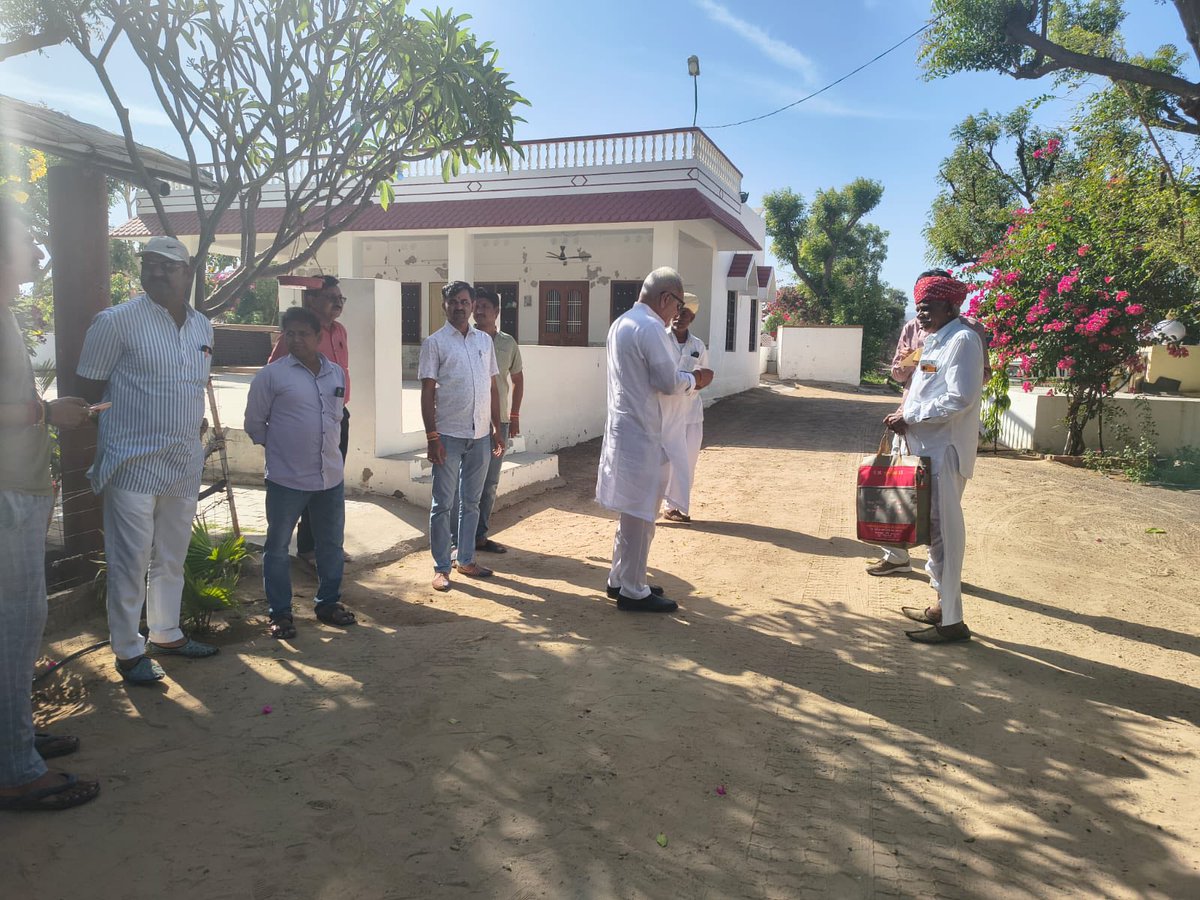 Hameersinghbhal's tweet image. आज सिवाना निवास पर जनसुनवाई के दौरान देवतुल्य जनता से भेंट कर उनकी समस्याओं को सुना।
इस अवसर पर प्राप्त शिकायतों का समयबद्ध निस्तारण सुनिश्चित करने के लिए संबंधित अधिकारियों को आवश्यक दिशा निर्देश प्रदान किए।
#Siwana #HameerSinghBhayal #BJP4IND #BJP4Rajasthan