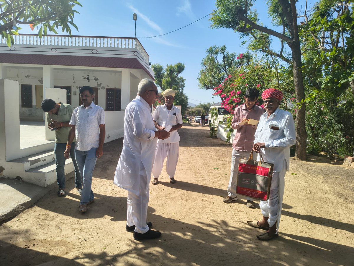 Hameersinghbhal's tweet image. आज सिवाना निवास पर जनसुनवाई के दौरान देवतुल्य जनता से भेंट कर उनकी समस्याओं को सुना।
इस अवसर पर प्राप्त शिकायतों का समयबद्ध निस्तारण सुनिश्चित करने के लिए संबंधित अधिकारियों को आवश्यक दिशा निर्देश प्रदान किए।
#Siwana #HameerSinghBhayal #BJP4IND #BJP4Rajasthan