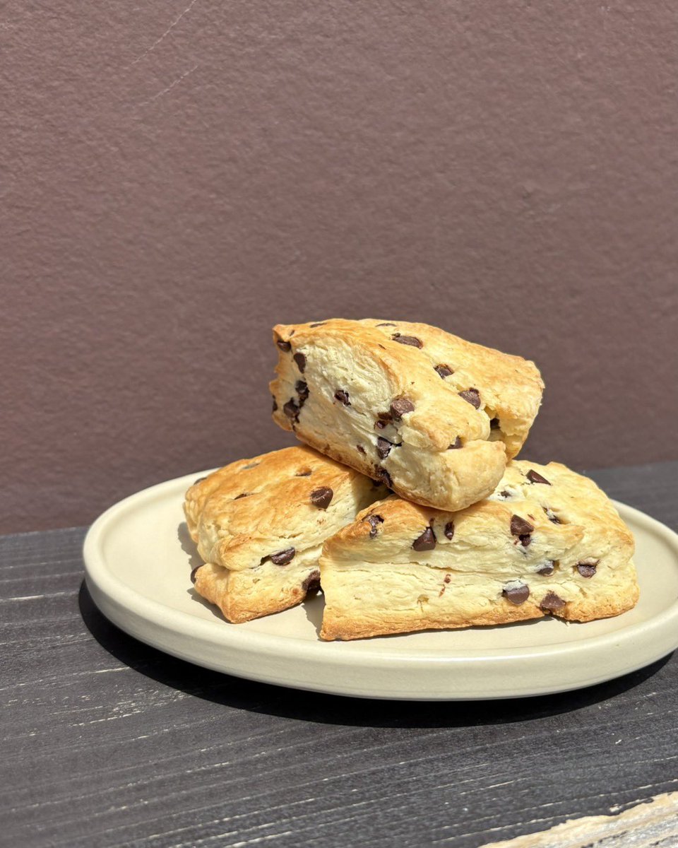 【NEW】
人気商品である、
スコーンシリーズに新商品が登場❗️

チョコチップをたっぷり練り込み、
ごろっとした食感が楽しめる一品です。
もちろん紅茶との相性も抜群🍪
#紅茶専門店 #icsTEA  #奥渋カフェ #代々木公園 #新商品 #チョコチップ #チョコスコーン