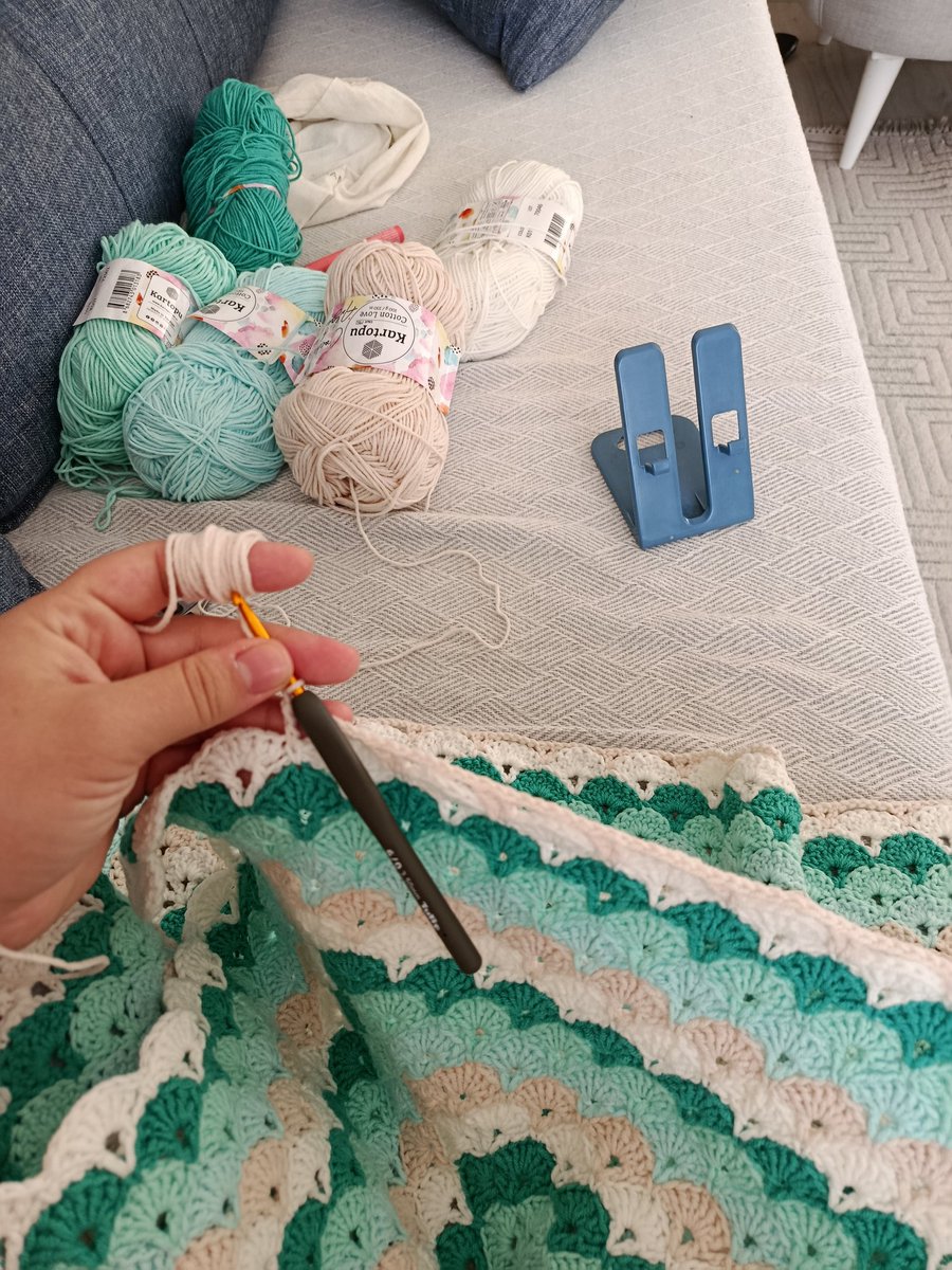 llucedelsoleee's tweet photo. Sabahtan beri örgü örüyorum oğlum askere gitmeden bitiricem inşallah 😂😂 https://t.co/mOtj95wjap