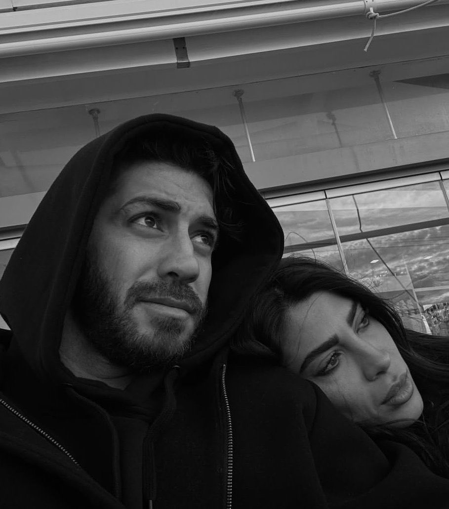 nondormoma1's tweet image. 2 mesi fa:

Quando i tesori decisero di far fuori tutto il fandom con le dediche di San Valentino 
Eravamo felici e lo sapevamo✨🥹🤍
#rashmer