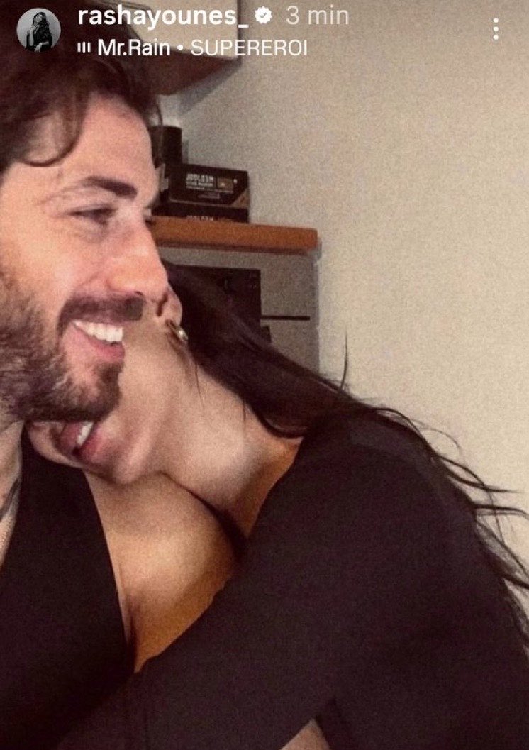 nondormoma1's tweet image. 2 mesi fa:

Quando i tesori decisero di far fuori tutto il fandom con le dediche di San Valentino 
Eravamo felici e lo sapevamo✨🥹🤍
#rashmer