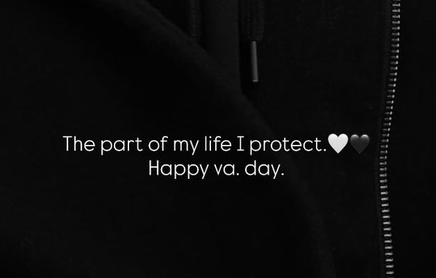 nondormoma1's tweet image. 2 mesi fa:

Quando i tesori decisero di far fuori tutto il fandom con le dediche di San Valentino 
Eravamo felici e lo sapevamo✨🥹🤍
#rashmer