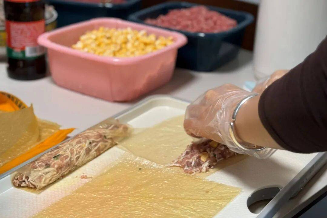 SenjaliyaNitin's tweet image. "Street food magic! Crispy fried spring rolls stuffed with veggies, dipped in tangy sweet chili sauce—pure joy in every bite.  #StreetFoodLovers #TastyBites"