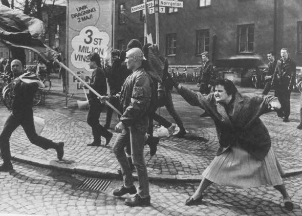 anarquia_p's tweet photo. No olvidemos nunca esta estupenda imágen que nos recuerda cómo el valor, la dignidad y la ética sobrepasan a toda fuerza bruta. Una lección para tibios e indiferentes. Al fascismo se lo combate. 
Cultura de lo común, anarquía https://t.co/rVNydq5jBK