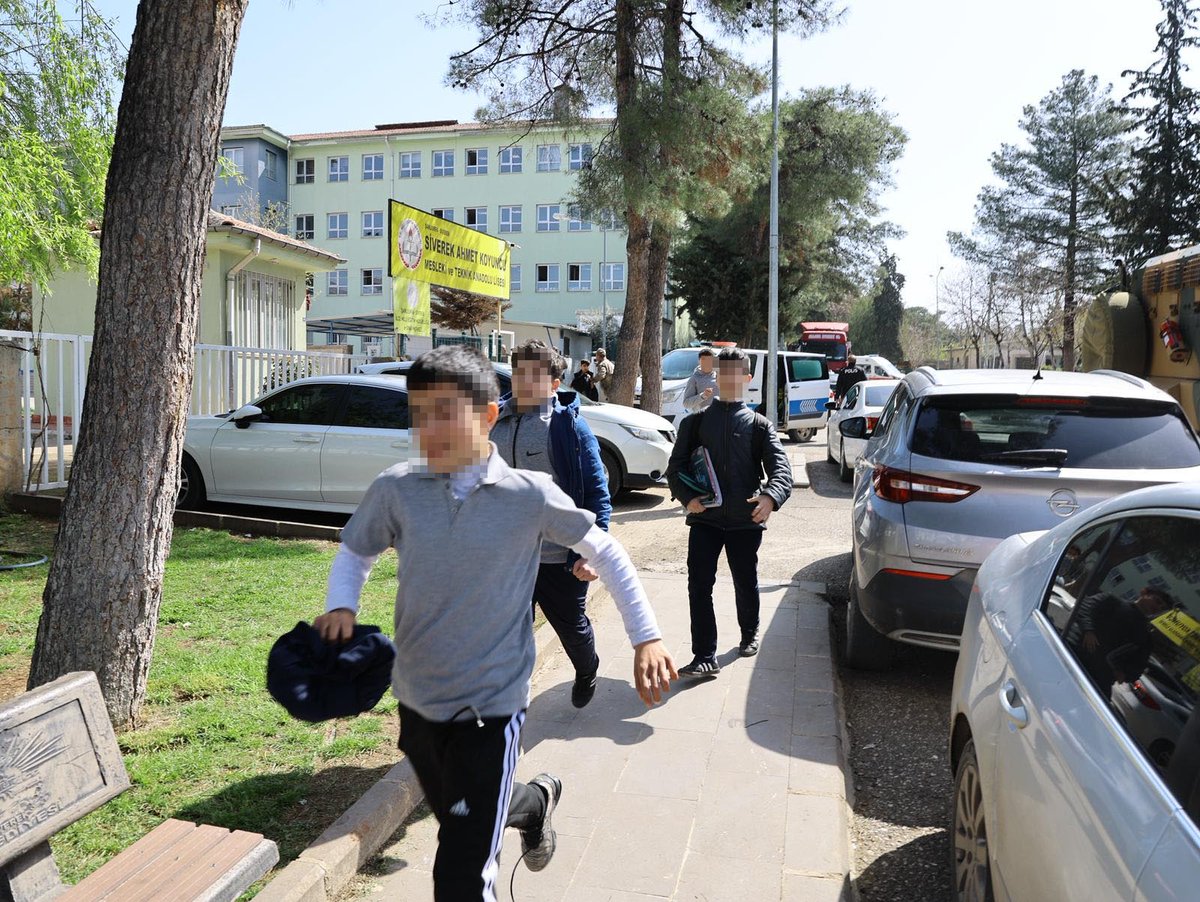 halktvcomtr's tweet image. #SONDAKİKA | Şanlıurfa'da liseye silahlı saldırı!

Rastgele ateş eden ve içerisinde öğrencilerin de bulunduğu 7 kişiyi yaralayan şüpheli, ekiplerin uyarısına rağmen teslim olmayınca bölgeye özel harekat ekipleri sevk edildi  

📌 Okul ve çevresinden görüntüler