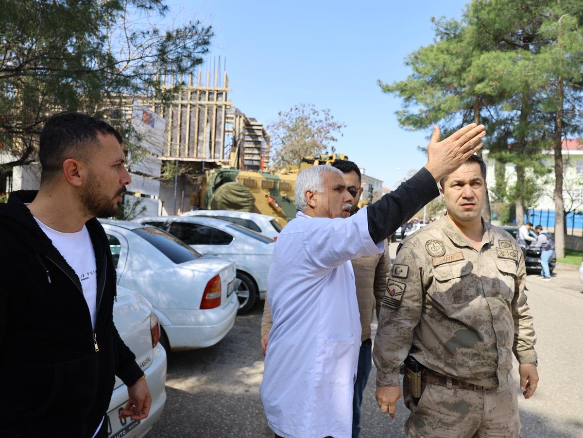 halktvcomtr's tweet image. #SONDAKİKA | Şanlıurfa'da liseye silahlı saldırı!

Rastgele ateş eden ve içerisinde öğrencilerin de bulunduğu 7 kişiyi yaralayan şüpheli, ekiplerin uyarısına rağmen teslim olmayınca bölgeye özel harekat ekipleri sevk edildi  

📌 Okul ve çevresinden görüntüler