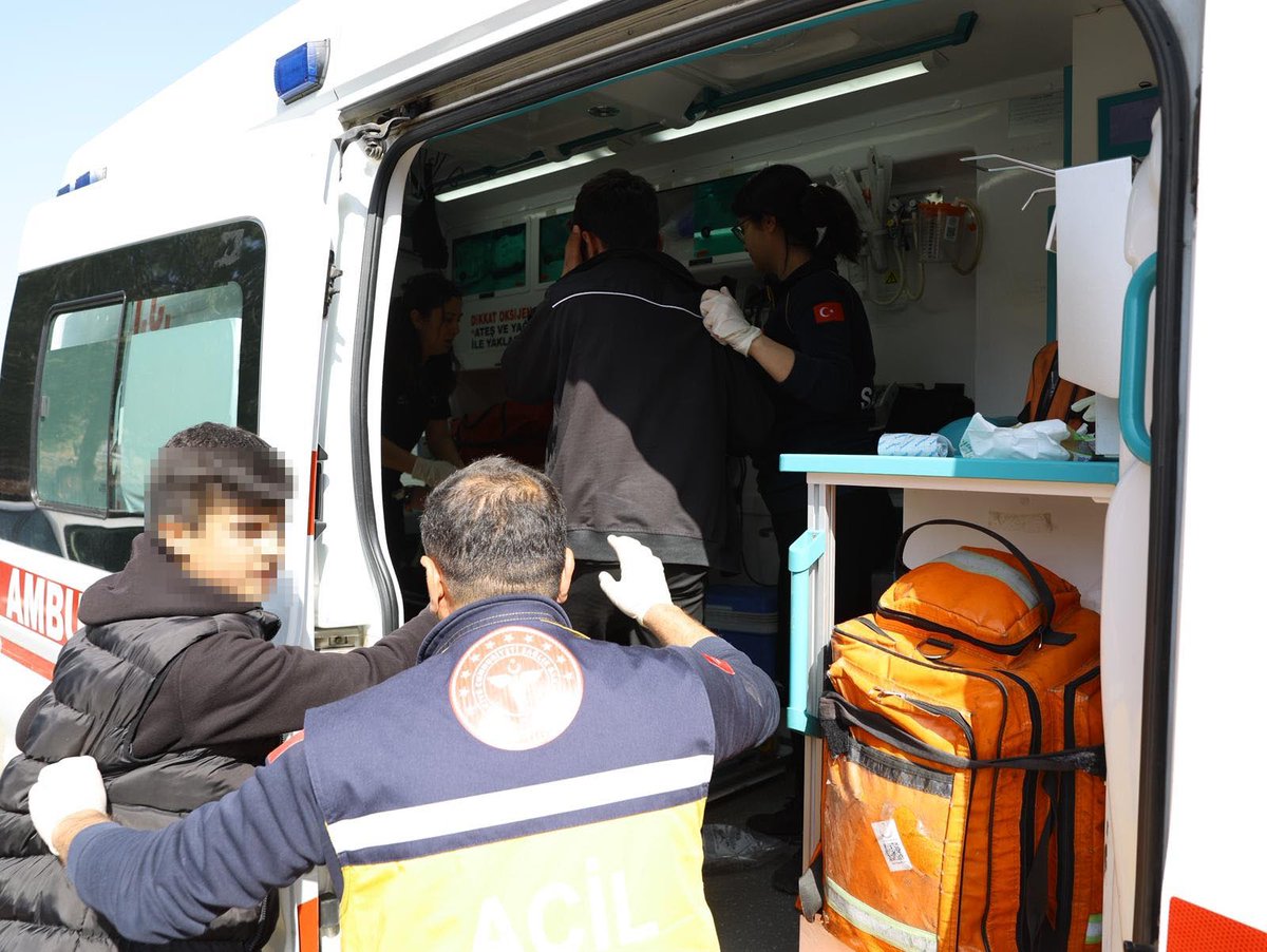 halktvcomtr's tweet image. #SONDAKİKA | Şanlıurfa'da liseye silahlı saldırı!

Rastgele ateş eden ve içerisinde öğrencilerin de bulunduğu 7 kişiyi yaralayan şüpheli, ekiplerin uyarısına rağmen teslim olmayınca bölgeye özel harekat ekipleri sevk edildi  

📌 Okul ve çevresinden görüntüler