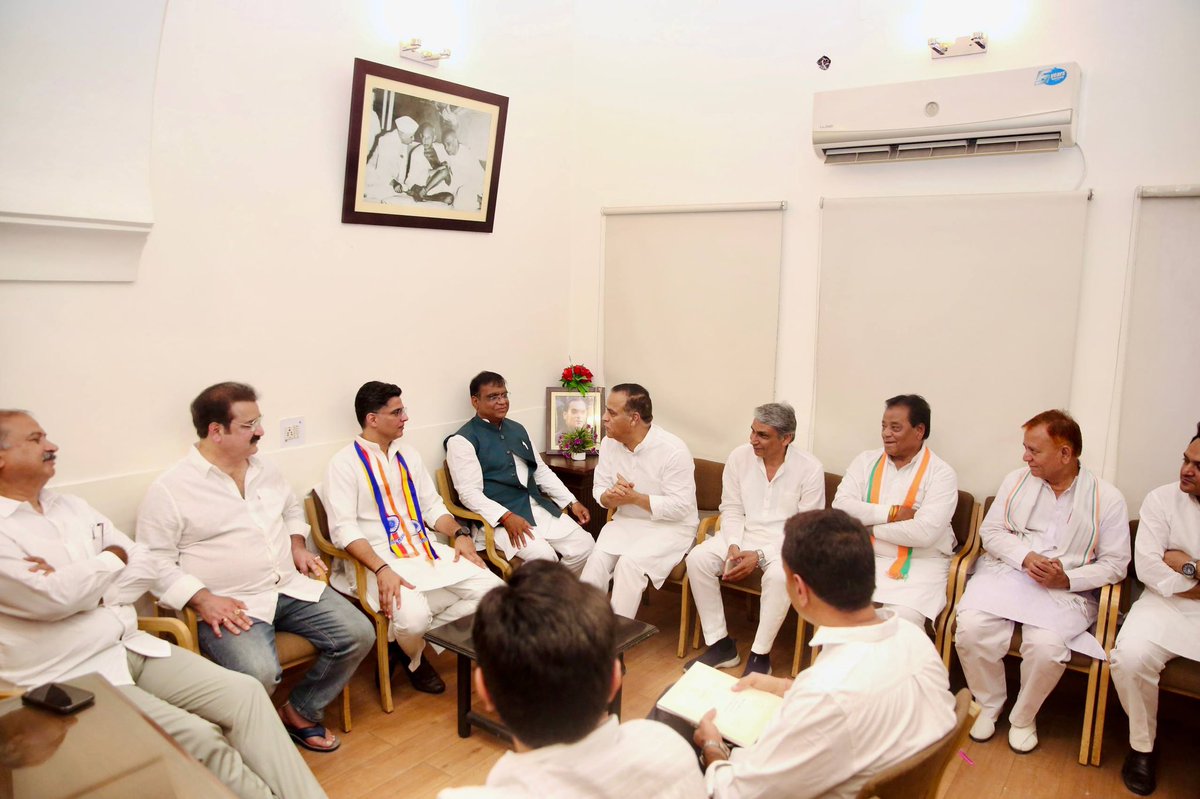 बाबा साहेब भीमराव अंबेडकर जी की जयंती के अवसर पर प्रदेश कांग्रेस मुख्यालय में श्रद्धांजलि अर्पित की तथा आयोजित संगोष्ठी को संबोधित किया।

बाबा साहेब का योगदान अमिट है। उन्होंने अपने जीवनकाल में  समानता और सामाजिक उत्थान का जो गहरा संदेश दिया, उसके लिए देश और समाज उनके प्रति सदैव