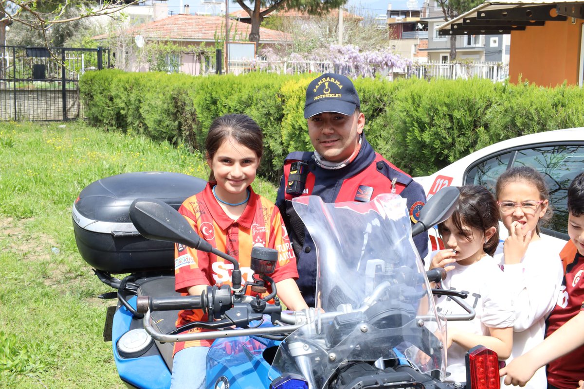 AydinJandarma's tweet photo. İncirliova Anadolu Lisesi’nde öğrencilerimizle bir araya geldik.
Jandarma ve Sahil Güvenlik Akademisi (JSGA) ile geleceğe emin adımlarla!
#Jandarma
#JSGA
#aydın https://t.co/9uf1pGBwof