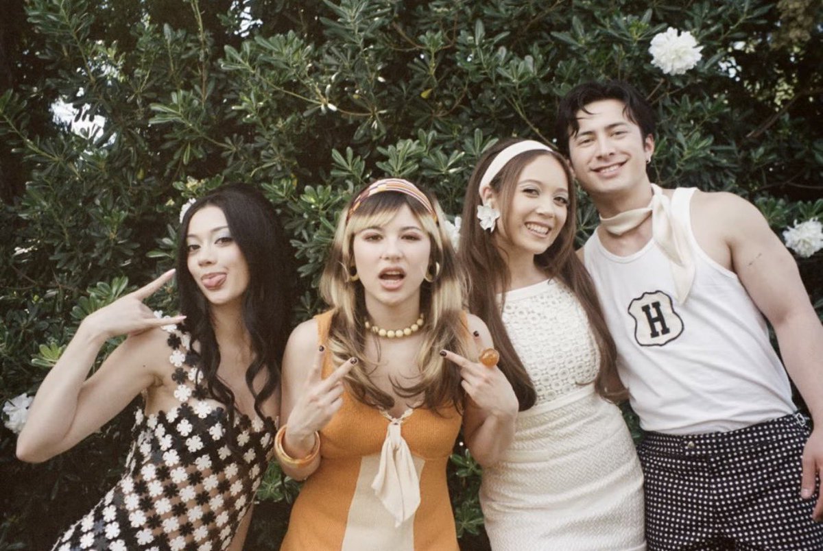 Chany425586's tweet image. ok qui realmente sembrano essere stati trasportati nell'epoca del 2000 🌸🤍💅🎀🎬 amo questa foto💝 #alysaliu #laufey #cast #actress #videomusical  #foto #friends