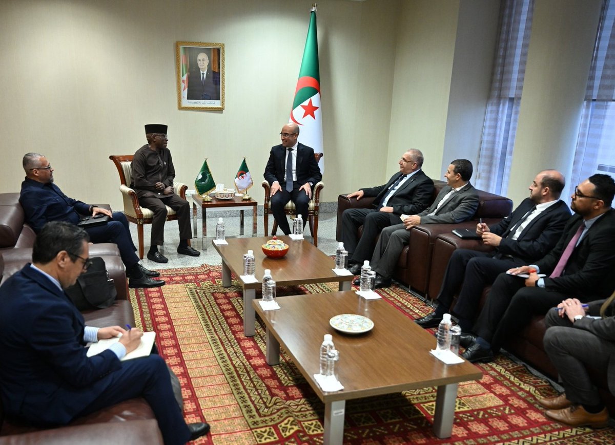 ambalgerieparis's tweet image. Le Commissaire de @_AfricanUnion aux Affaires Politiques, à la Paix et à la Sécurité, M. @Bankole_Adeoye, reçu à #Alger 🇩🇿 par M. le Secrétaire d'État @SECCNE_Chaib, en présence du Secrétaire Général du @Algeria_MFA, M. Lounès Magramane.

#Algérie #UnionAfricaine