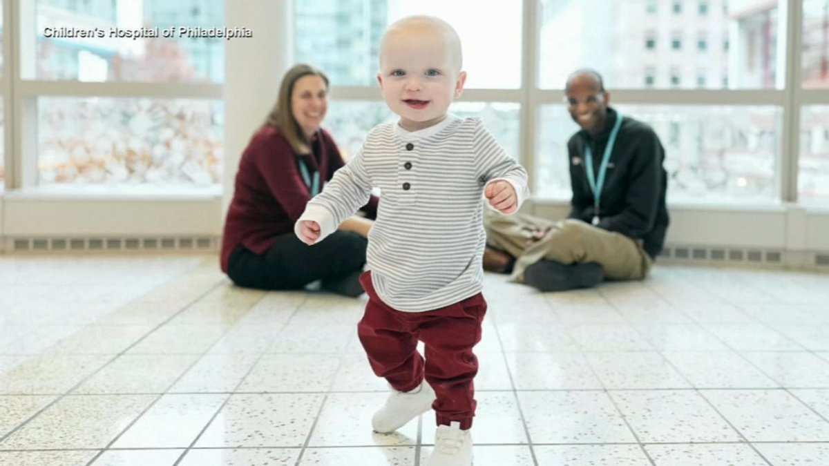 tkapler's tweet photo. Devítiměsíční chlapeček KJ z Filadelfie se narodil se vzácnou genetickou poruchou CPS1 deficiency. Jeho játra nedokázala zpracovávat amoniak vznikající při trávení bílkovin. Při každém soustu se v těle hromadily toxické látky, které hrozily těžkým po��kozením mozku nebo smrtí.

Lékaři měli jen pár měsíců, než by následky byly nevratné. Tým z Dětské nemocnice ve Filadelfii (CHOP) a Penn Medicine však dokázal nevídané: během šesti měsíců vytvořili personalizovanou genovou terapii pomocí CRISPR base editing – přesně na míru jeho mutaci v genu CPS1.

Léčba putovala do těla injekcí do krevního oběhu v únoru 2025 (KJ byl tehdy sedmiměsíční), následovaly dvě další dávky. Lipidové nanočástice dopravily editor genu přímo do jater.

Zázrak se stal. Tělo začalo amoniak zpracovávat téměř normálně. KJ mohl přijímat více bílkovin, ubylo léků a dosáhl milníků, které dříve považovali za nemožné. V červnu 2025 odešel domů po více než 300 dnech v nemocnici. Dnes, rok po první infuzi, je z něj čilé batole – chodí, mluví, hraje si se sourozenci a s rodinou lobboval ve Washingtonu za dostupnost podobných terapií. Terapie není úplné vyléčení, ale změnila těžkou formu na mírnější.

Tento případ je živým důkazem, že personalizovaná genová léčba se stává revolucí medicíny. Zároveň však otevírá vážné otázky.

V EU a Česku spadají takové terapie pod přísná pravidla pro pokročilé léčivé přípravky (ATMP), schvaluje je EMA. První CRISPR terapie byly schváleny v roce 2024, ale personalizované verze pro ultra-vzácné nemoci narážejí na byrokracii a náklady. Česko postupuje podle unijních pravidel – zatím mimo klinické studie nic podobného není dostupné.

S technologií přicházejí rizika: off-target mutace, imunitní reakce i dlouhodobé neznámé účinky. Eticky jde o ještě větší výzvu – kdo rozhodne, které geny „opravujeme“ a které už jsou „příliš“?

Nemůžeme si být jistí, že se něco podobného – jen s jiným cílem – neděje tajně v autoritářských zemích s velkými finančními zdroji, jako je Čína nebo Katar. Čína oficiálně zakazuje dědičnou editaci embryí, ale vědec He Jiankui (po skandálu s „HIV-odolnými“ dvojčaty v roce 2018) je zpět v laboratoři a mluví o prevenci Alzheimerovy choroby. V bohatých zemích Blízkého východu investují do genomiky, ale transparentnost chybí.

Věda už zná cíle pro „vylepšení“. Pro sílu je to gen **MSTN** (myostatin) – jeho vypnutí vede k větším svalům (funguje u zvířat). Inteligence je složitější: ovlivňují ji tisíce variant (polygenní skóre vysvětluje 12–18 % variability). Mezi zmiňované geny patří **BDNF** (neuroplasticita), **COMT** (dopamin) nebo **KIBRA** (paměť). ��prava stovek variant najednou je dnes téměř nemožná bez velkých rizik.

Tyto možnosti lákají i tech miliardáře. Sam Altman (OpenAI) a Brian Armstrong (Coinbase) investovali do startupu **Preventive** v San Franciscu, který vyvíjí heritabilní editaci embryí – oficiálně proti dědičným chorobám, ale s potenciálem k optimalizaci. Firma hledá země pro testy (diskutovali např. UAE) a mluví o „šokování světa“. Elon Musk se drží spíš výběru embryí při IVF.

Představte si scénář: bohatý rodič nechá upravit embrya pro vyšší IQ nebo sílu. Změny by se dědily bez souhlasu potomků, vznikla by genetická elita a nerovnosti by se staly biologickými. Místo léčení by technologie sloužila eugenice 21. století – s rizikem ztráty rozmanitosti a nové diskriminace.

Proto musí revoluce jako KJova zůstat v rukou zodpovědných vědců, regulátorů a etických komisí. To, co zachrání jeden život, může při špatném použití změnit celou lidskou budoucnost.