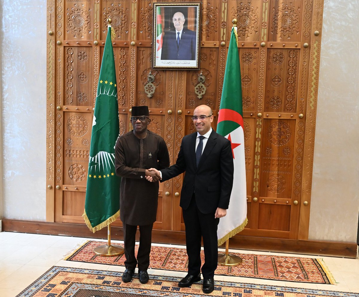 ambalgerieparis's tweet image. Le Commissaire de @_AfricanUnion aux Affaires Politiques, à la Paix et à la Sécurité, M. @Bankole_Adeoye, reçu à #Alger 🇩🇿 par M. le Secrétaire d'État @SECCNE_Chaib, en présence du Secrétaire Général du @Algeria_MFA, M. Lounès Magramane.

#Algérie #UnionAfricaine