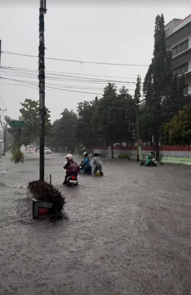 AdityaPebe's tweet photo. Purwokerto serasa jakarta udan deres sedela banjir https://t.co/zyzxRit8II