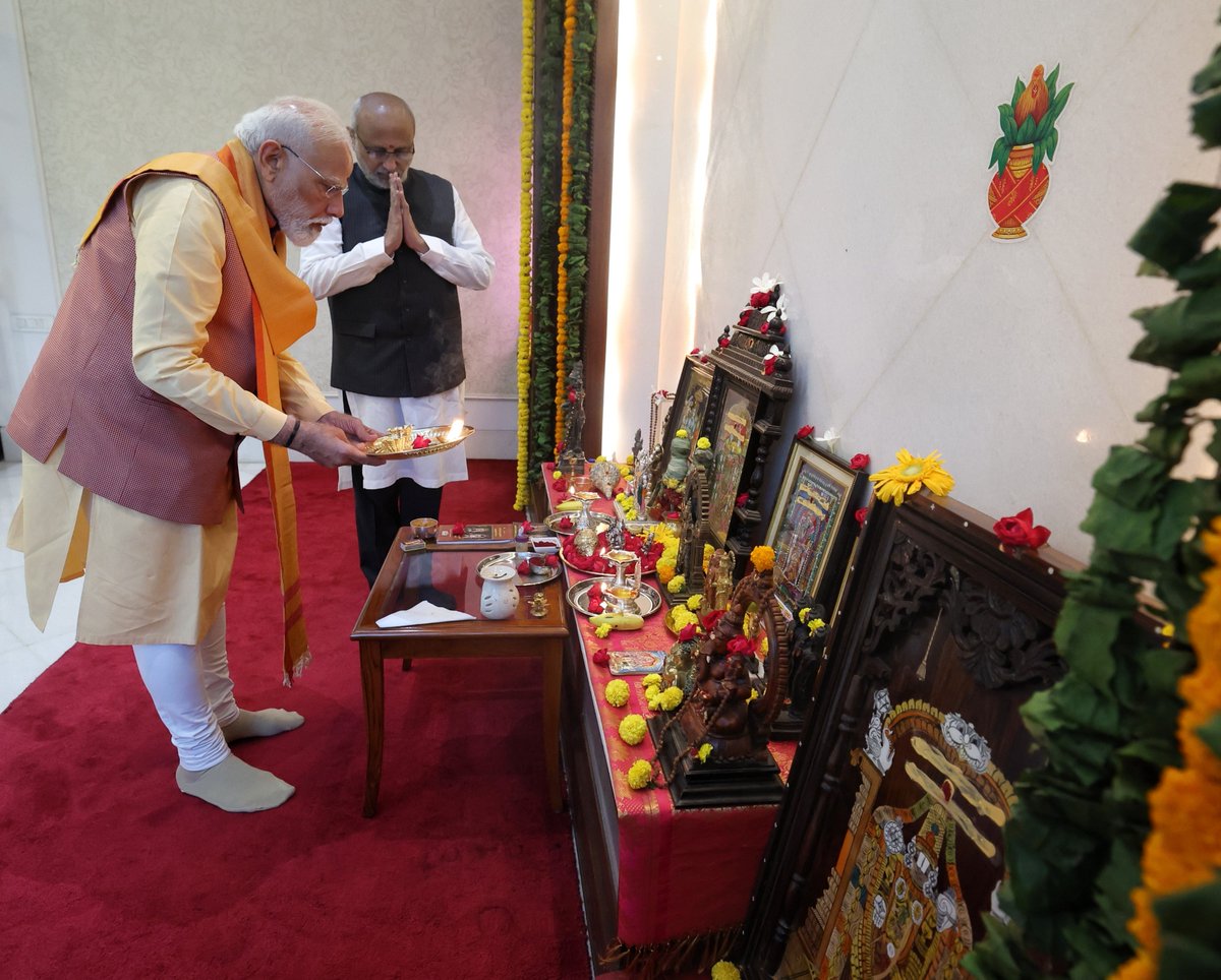 VBAswithNAMO's tweet photo. PM Modi participates in Puthandu celebrations at the residence of Vice President Thiru CP Radhakrishnan

Get all Modi Ji's official photos via this link.
https://t.co/wFLZlq8z6o

@narendramodi
@narendramodi_in
@PMOIndia
#NaMoPhotoGalleryPM https://t.co/i0C6EymYOF