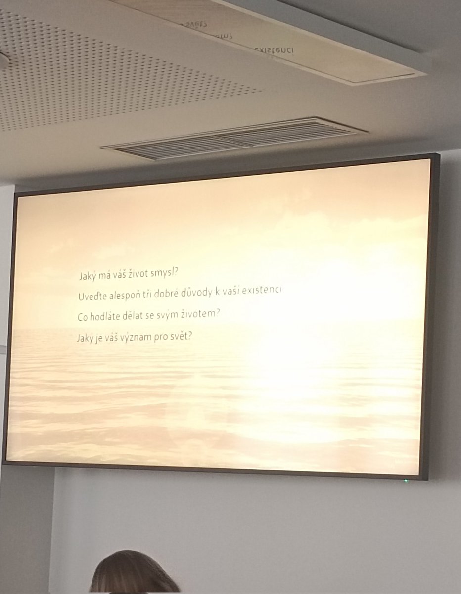 annomal1e's tweet photo. co tu dělám a proč mi pokládáte takový otázky v 10 ráno https://t.co/gmv5Z9zcjy