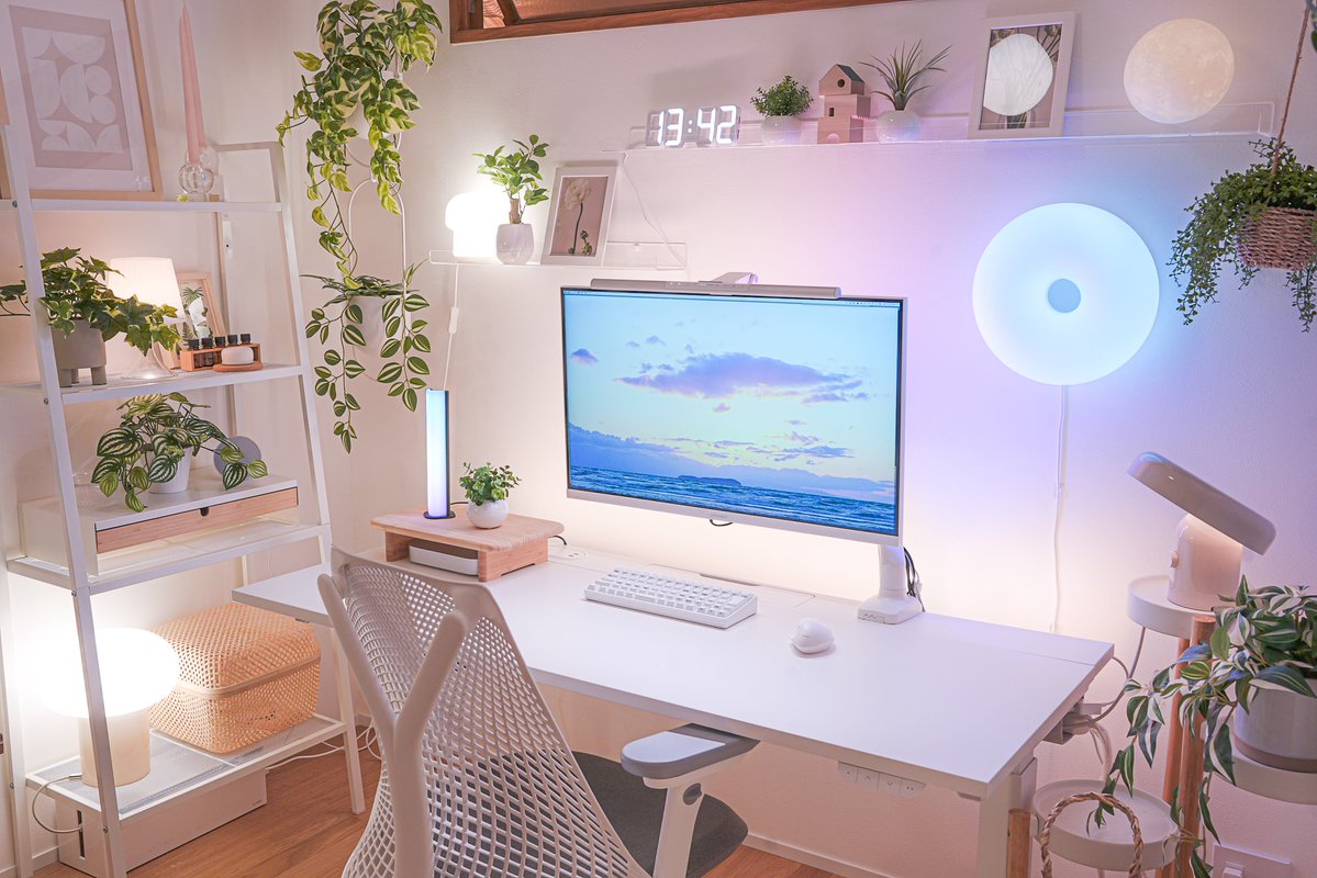 reni1chang's tweet image. IKEAの新作照明や収納を使って、
デスクをアップデートしました🌿

追加したもの⇩
・ドーナツランプ（ヴァルムブリクスト）の新型
・小型バーライト
・Bluetoothスピーカーランプ
・モニタースタンド（エロヴェン）

見た目だけじゃなく、収納も少し改善🧺
少しずつ紹介します😊
#desksetup #IKEA