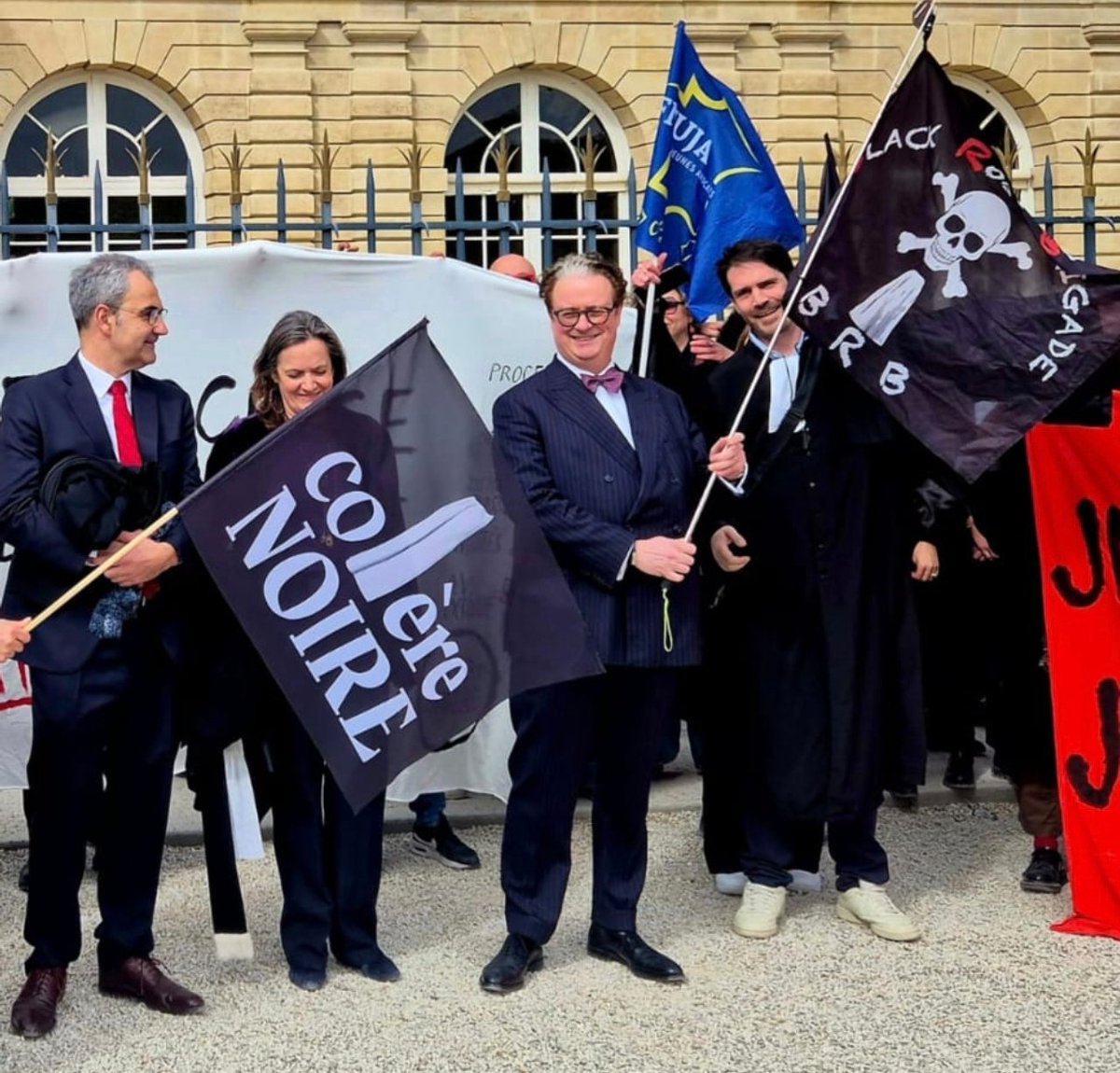 MartinMechin's tweet photo. La @BlackRobeBrigad et le Collectif Colère Noire en première ligne pour s'élever contre la loi SURE de @GDarmanin, aux côtés du @batonnierparis Louis DEGOS, fier porte-drapeau, et de @JulieCouturier_ Présidente du @CNBarreaux, devant le @Senat. https://t.co/2sj2mQZzfG