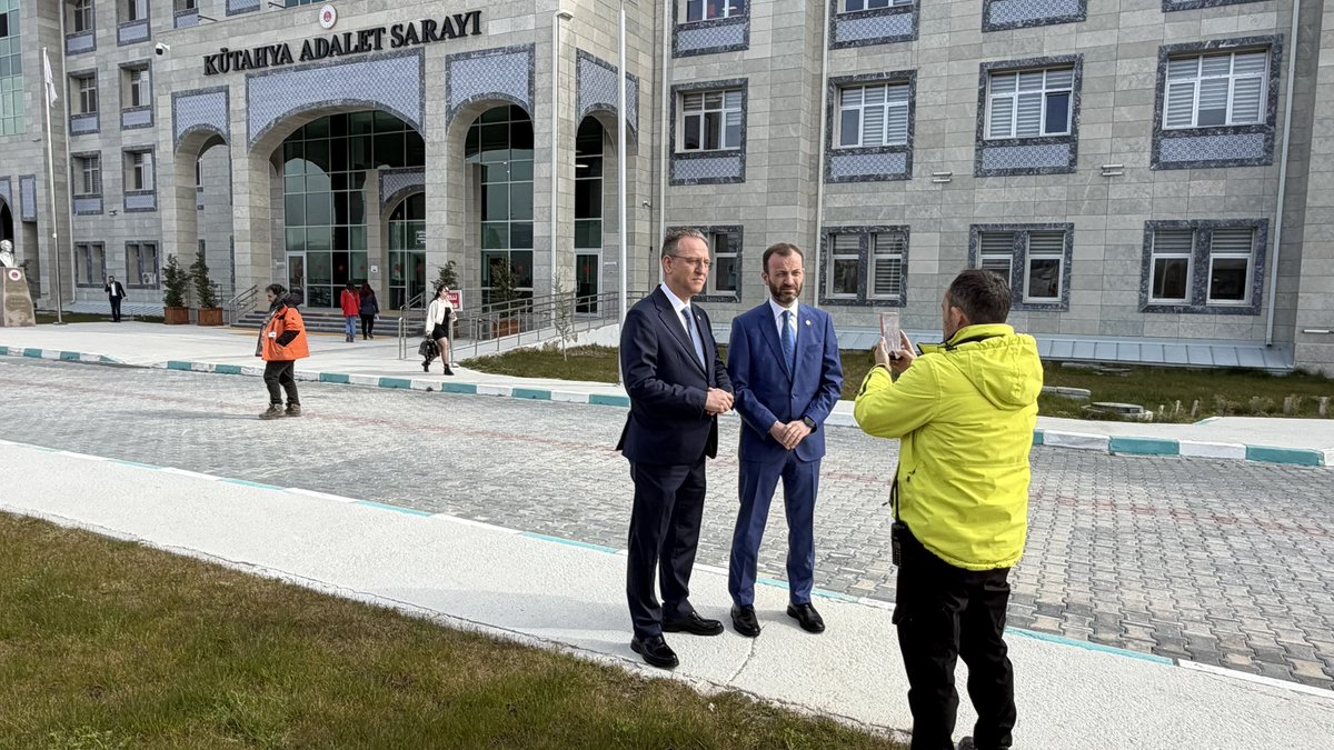 HADSİZ, SEVİYESİZ, TERBİYESİZ!!!

Milletvekilimiz İsmail Çağlar Bayırcı ile birlikte Kanal 26’da Süha Bozkurt isimli sözde gazetecinin Kütahya’lılar için sarfettiği hadsiz, seviyesiz kabul edilemeyecek sözleri üzerine Cumhuriyet Savcılığı’na suç duyurusunda bulunduk. 

Kimsenin