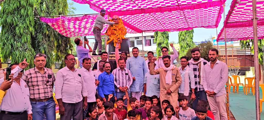 आज बड़वानी मे बाबा साहेब डॉ. भीमराव अंबेडकर जी की जयंती पर प्रतिमा पर पुष्पांजलि अर्पित की। 

जय भीम ✊🏼