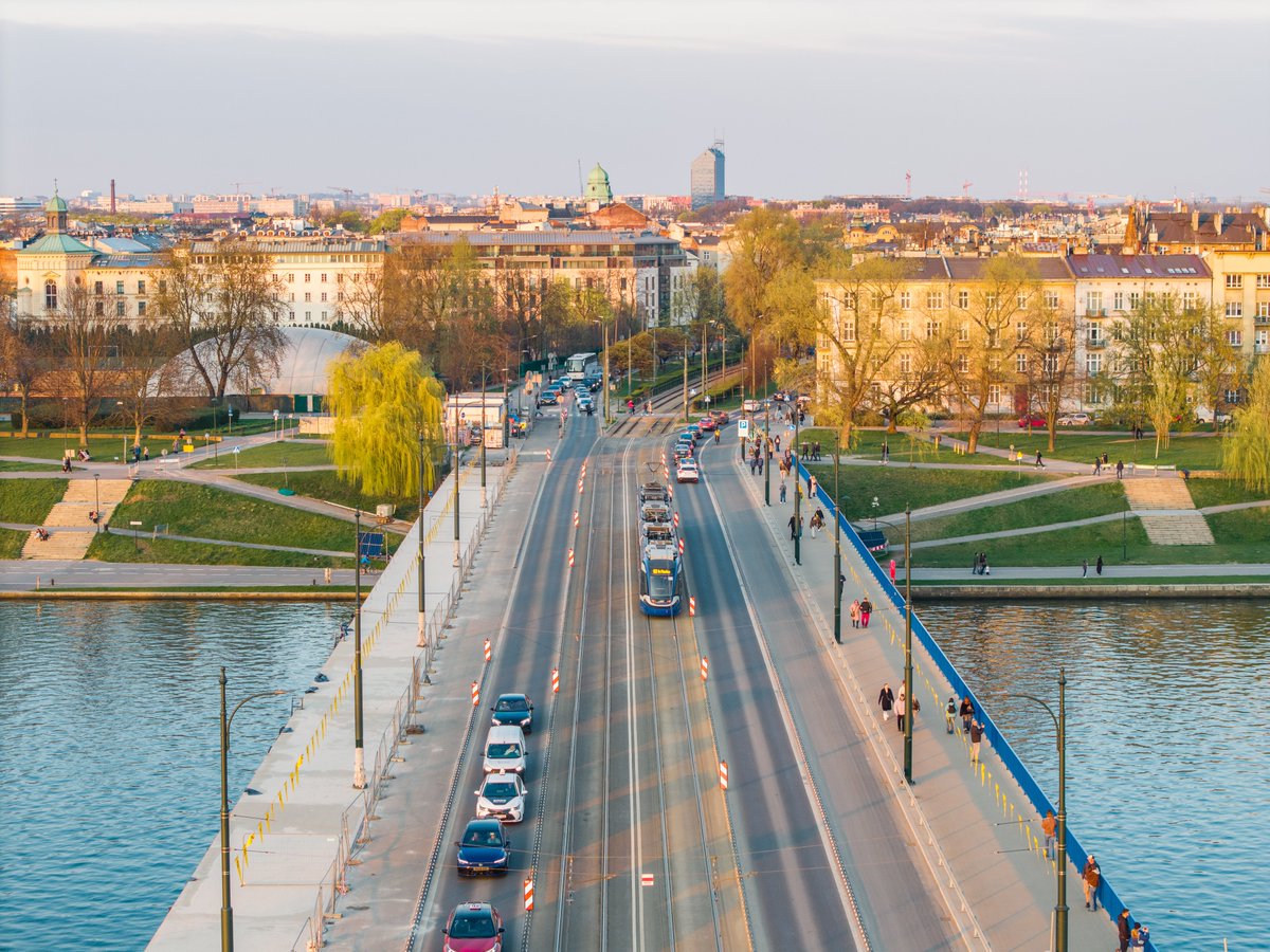 krakow_pl's tweet image. #Krakow #MostGrunwaldzki #chodnik #remont #ChodnikNaMoscie 
Zarząd Dróg Miasta Krakowa informuje, że od jutra, od 𝟭𝟱 𝗸𝘄𝗶𝗲𝘁𝗻𝗶𝗮 𝗼𝗱 𝗴𝗼𝗱𝘇. 𝟳.𝟬𝟬 𝗱𝗼 𝟭𝟳 𝗸𝘄𝗶𝗲𝘁𝗻𝗶𝗮 𝗱𝗼 𝗴𝗼𝗱𝘇. 𝟭𝟵.𝟬𝟬 (prace uzależnione od warunków pogodowych) będzie przykrywana