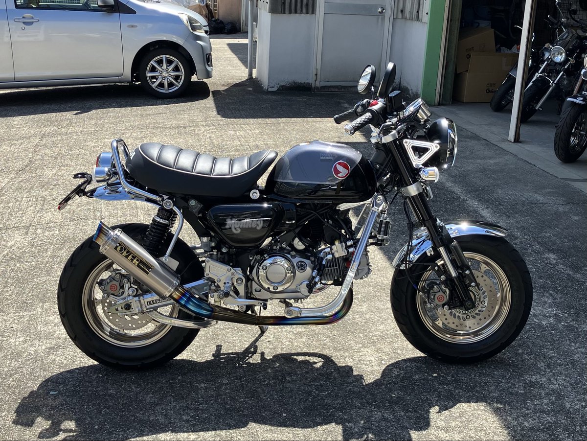 Monky4mini's tweet photo. ネバーランドのデモ車のことを載せたらご自分のモンキー125に乗って見に来てくれました。このモンキーがすごい！目立つマフラー、スイングアーム、バックステップ、ホイールまでOVERレーシングで、他の小さなパーツも秀逸なパーツが付いてます。エアクリボックスもない。レバーはZETAで渋い！ https://t.co/nPeVyDYP1e