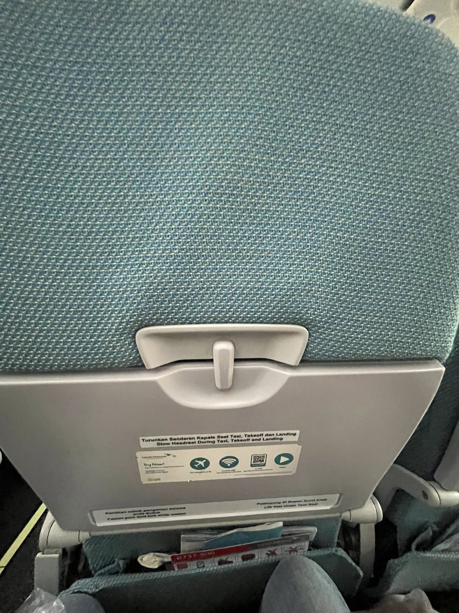 SArfd's tweet photo. Sorry to say @GarudaCares @IndonesiaGaruda obviously you are deserve that Skytrax rating drop.
Instead of upgrading the IFE, you guys actually removed it.
You’re supposed to be a full-service airline, not a low-cost carrier!
Even the headrest are bad! https://t.co/zncr8Qovgg